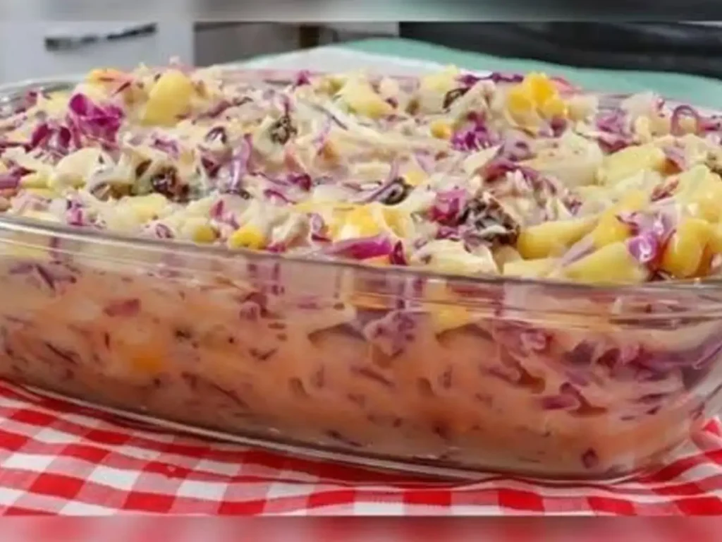 Salada de Repolho Cremosa com Cenoura e Molho Especial