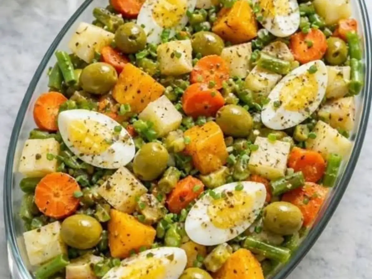 Salada Colorida de Verão com Legumes Frescos e Molho de Limão