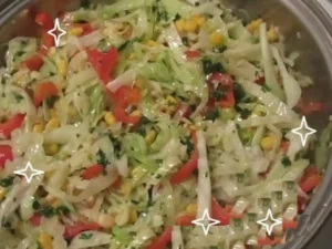 Salada de Repolho Refogado com Milho, Ervilha e Pimentão Colorido pronto para servir