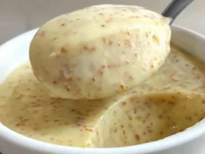 Sobremesa de Três Ingredientes sem Fogo e sem Forno pronto para servir