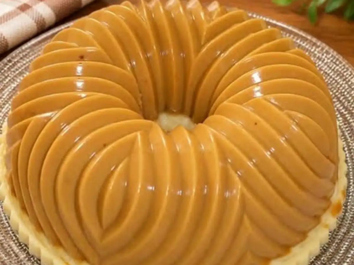 Sobremesa Caseira da Dona Amélia com Creme e Biscoitos
