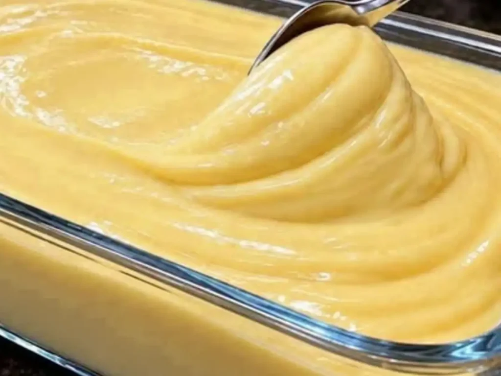 Sobremesa Gelada sem Fogo com Creme Branco e Biscoitos