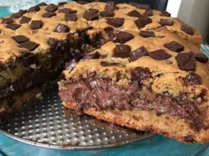 Torta Cookie Gigante com Gotas de Chocolate e Recheio Cremoso de Ganache pronto para servir