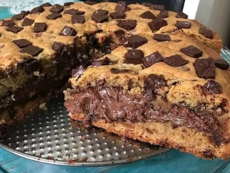 Torta Cookie Gigante com Gotas de Chocolate e Recheio Cremoso de Ganache
