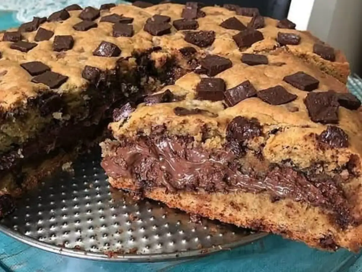 Torta Cookie Gigante com Gotas de Chocolate e Recheio Cremoso de Ganache pronto para servir