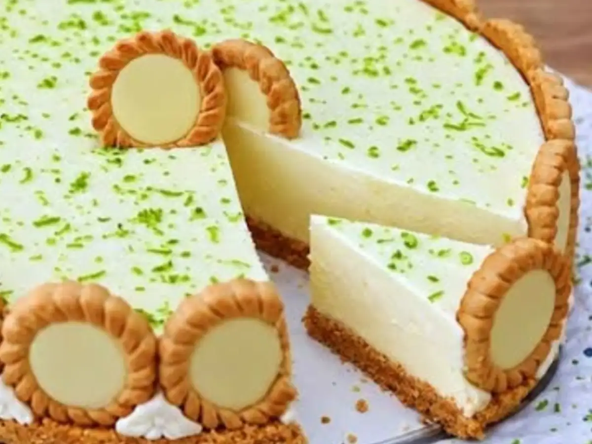 Torta de Limão Decorada com Creme Firme e Biscoito