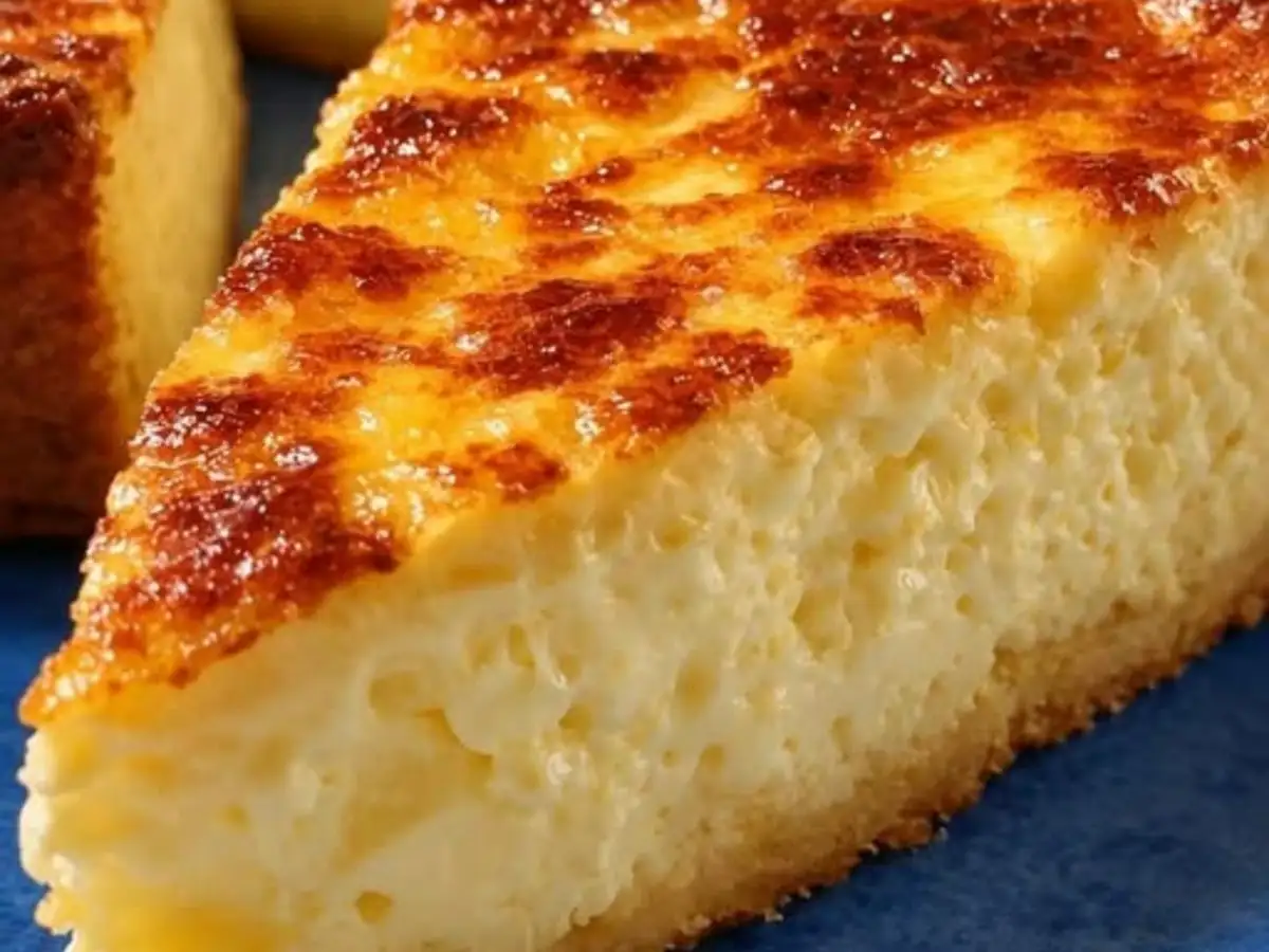 Torta de Queijo Assada com Recheio Cremoso e Massa Macia pronto para servir
