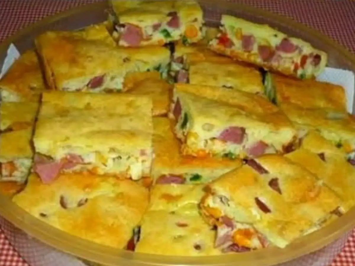 Torta de Salsicha de Liquidificador com Massa Fofinha e Recheio de Milho pronto para servir