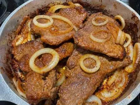 Bife acebolado caseiro