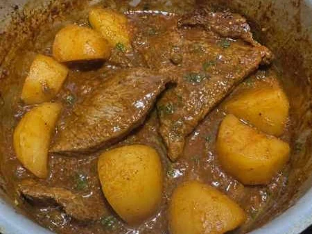 Bife ao molho com batatas