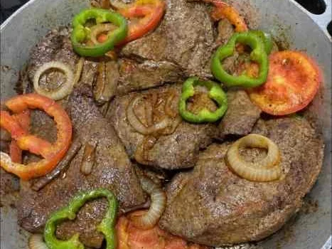 Bife de fígado com cebola, tomate e pimentão
