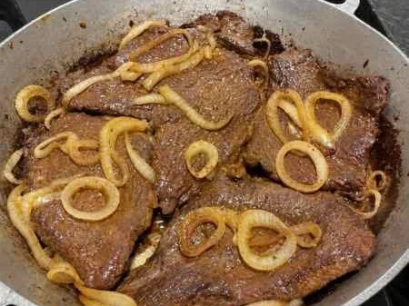 Bifes acebolados caseiros