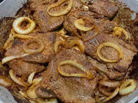 Bifes acebolados fáceis