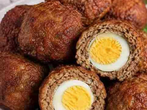 Bolinho de Carne Recheado com Ovo (Crocante por Fora e Suculento)