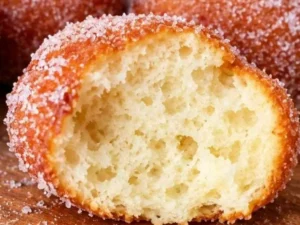 Bolinho de Chuva Fofinho com Açúcar e Canela pronto para servir