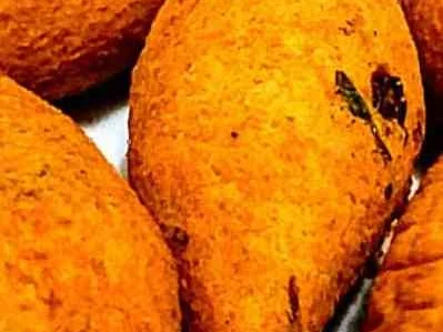 Bolinho de mandioca recheado com carne