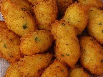 Bolinho de sobra de arroz crocante