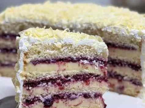 Bolo Branco com Creme e Frutas Vermelhas