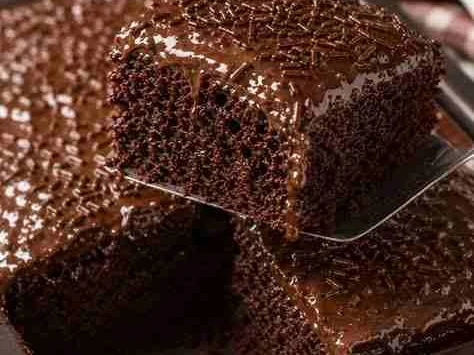 Bolo de Chocolate Bem Molhadinho com Brigadeiro