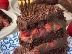 Bolo de Chocolate com Brigadeiro e Morango