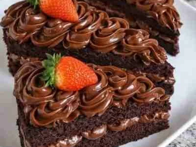 Bolo de Chocolate com Brigadeiro e Morangos