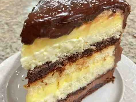 Bolo de Chocolate com Creme Branco e Maracujá
