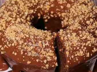 Bolo de Chocolate com Ganache e Amendoim
