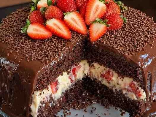 Bolo de Chocolate com Ninho e Morango