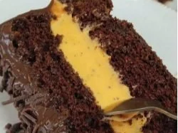Bolo de Chocolate com Recheio Cremoso de Maracujá