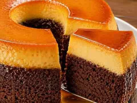 Bolo‑Pudim de Chocolate com Calda de Caramelo