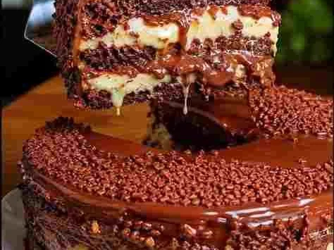 Bolo Trufado de Chocolate com Creme Branco