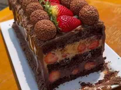 Bolo Trufado de Chocolate com Morangos