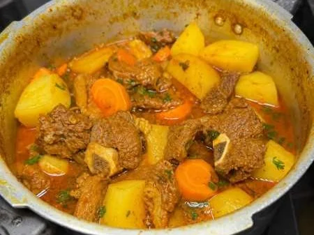 Carne bovina cozida com batata e cenoura