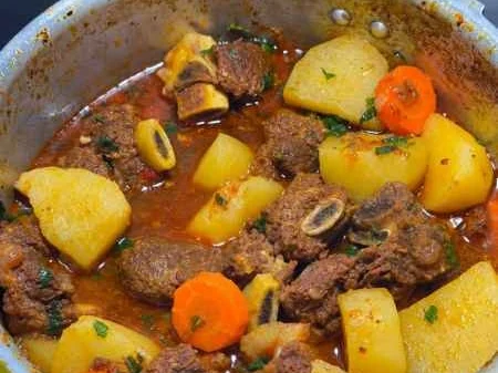 Carne bovina cozida com legumes