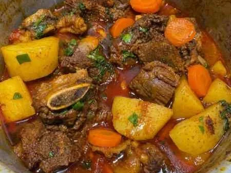 Carne bovina cozida com legumes estilo caseiro