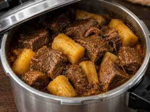 Carne com Mandioca na Panela de Pressão