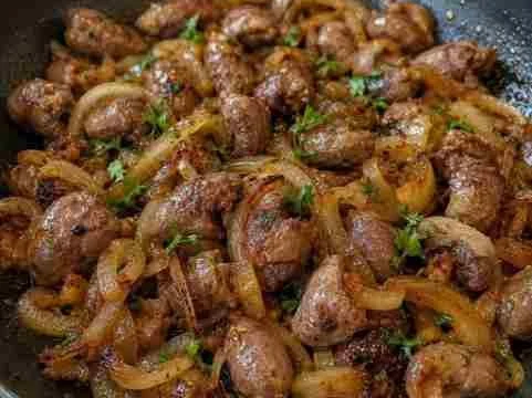 Coraçãozinho de Frango Acebolado Bem Douradinho