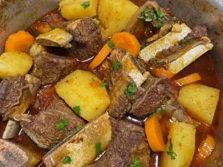 Costela bovina com batata e cenoura