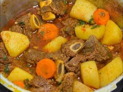 Costela bovina cozida com batata e cenoura