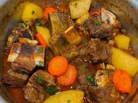 Costela bovina cozida com batatas e cenoura