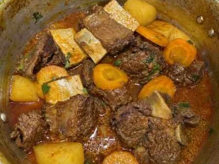 Costelinha bovina cozida com batata e cenoura