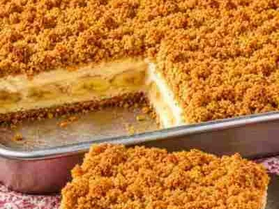 Cuca de Banana com Creme e Farofa Crocante