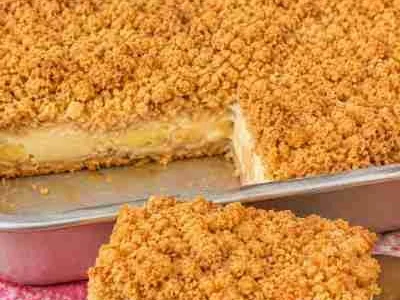 Cuca de Banana com Creme e Farofa Crocante