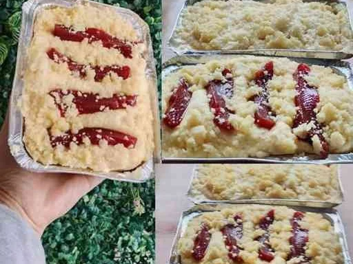 Cuca de liquidificador com farofa crocante e recheio de goiabada, leite condensado e coco