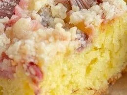 Cuca de Morango com Farofa Crocante
