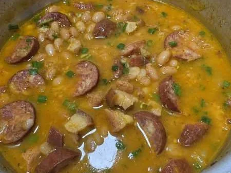 Feijão caseiro com calabresa e bacon
