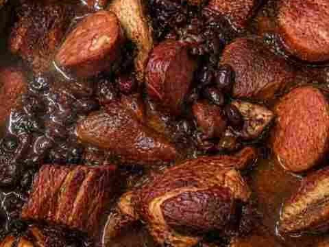 Feijoada com Caldo Cremoso e Carnes Tradicionais
