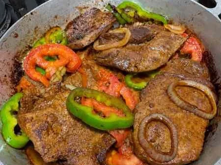 Fígado delicioso ao molho caseiro de cebola, tomate e pimentão