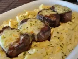 Filé mignon ao molho quatro queijos na frigideira