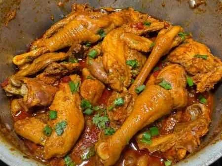 Frango caseiro dourado com molho concentrado